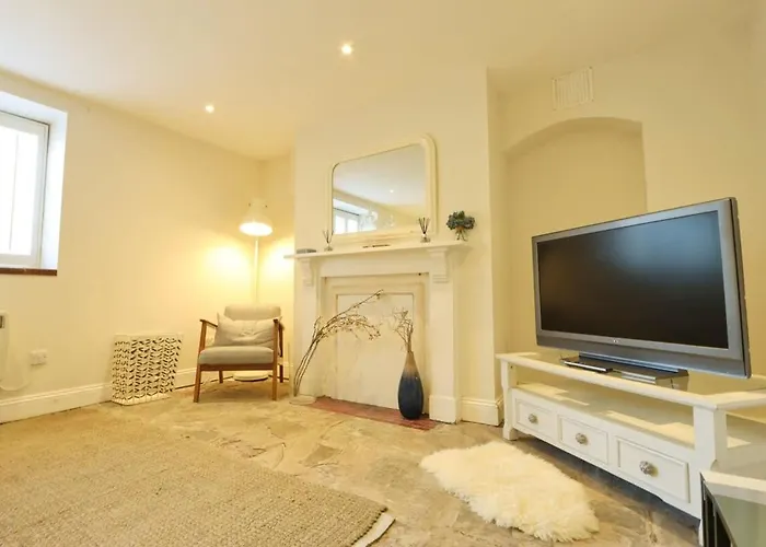 Spacious Boutique Apartment Clifton King Size Bed